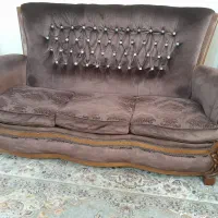 یک دست مبل راحتی چوبی کار کرده با میز عسلی ۳ تا