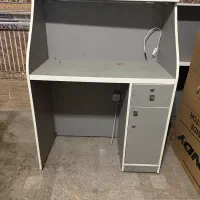 میز تحریر و کامپیوتر