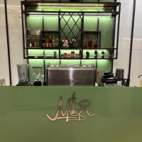 کارگر ساده قهوه خانه وسط کار