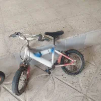 ‌     چرخ|دوچرخه، اسکیت، اسکوتر|کوهین, |دیوار