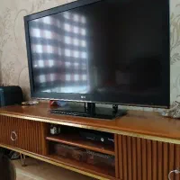 ال سی دی ۴۲ ومیز تی وی