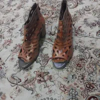 صندل چرم رنگ عسلی سایز ۳۹