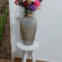 گلدون شیشه با پایه وگل داخلش