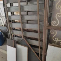 تعدادی درب و پنجره کارکرده فلزی موجوداست