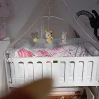 تخت کنار مادر گهواره