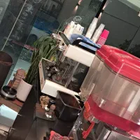 همکار اقا، اشنا به کار کردن در کافه