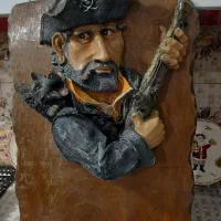 مجسمه قدیمی از دزدان دریایی آنتیک