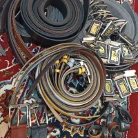 تعداد زیادی کمربند|کیف، کفش، کمربند|رشت, پل تالشان|دیوار