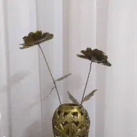 سیمرغ و گلدان با گل