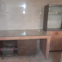 میز چوبی و یک عدد کمد