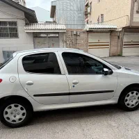 کارگر ساده کار در نمایشگاه اتومبیل