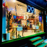 فروشنده و پشتیبان عینک فروشی