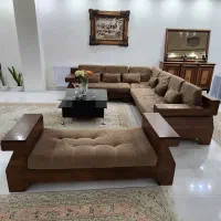 یک دست مبل راحتی و میز وسط