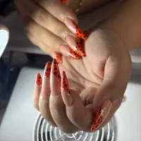 استخدام ناخنکار و اجاره میز ناخن