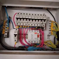 برقکار و لوله کش آب و نقاش ساختمان هستم مناسب