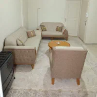 مبل راحتی ۷ نفره نو با جلومبلی عسلی