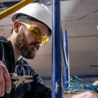 برقکار حرفه ای و مطمئن در قم. نصب،تعمیر و بازسازی