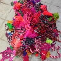 مقداری نخ و وسایل تزیینی چادرمحلی افغانی