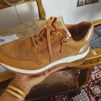 یک عدد کفش لژ دار شکلاتی رنگ