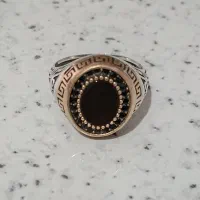 انگشتر نقره با نگین های ریز طلا 18 عیار دور سنگ