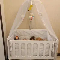 تخت کنار مادری