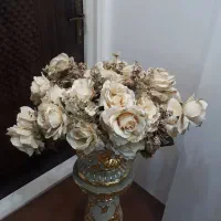 گلدان با پایه+گل های زیبا