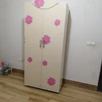 یکعدد تختخواب و یک کمد دو درب و یک  کمد ویترینی