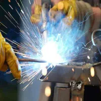 جوشکار آماتور جهت کار در کارگاه جوشکاری