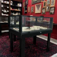 ویترین شیشه ای قفل دار