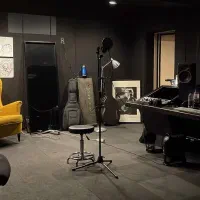 آموزش آواز در استودیو سبک پاپ و راک مدرس خانوم