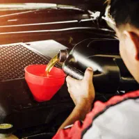 شاگرد تعویض روغنی کارگر تعویض روغن