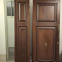 درب ورودی چوبی درجه یک و میز  و فیل سبدی قدیمی