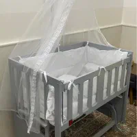 تخت و گهواره کنار مادر