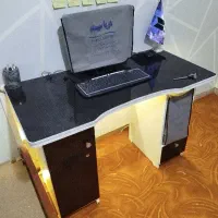 میز تحریر و کامپیوتر