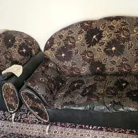 مبل تک و دو نفره ب همراه یک میز عسلی بزرگ