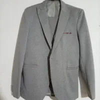 کت و شلوار پاپیون دار همراه بایک جفت کفش