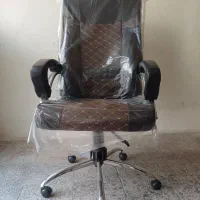 صندلی چرخدار مدیریتی و کامپیوتر نو