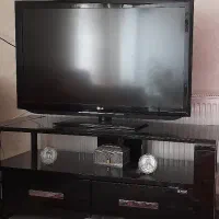 تلوزیون به همراه میز