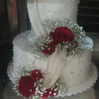 فروشنده در شیرینی فروشی