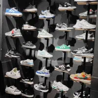 فروش ب قیمت خرید انواع کفش اسپرت و پوشاک