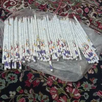 یک تعدادی مداد سفید رنگ