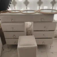 آینه و میز آرایش در حد نو
