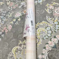 یک رول کاغذ دیواری