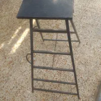 دو عددچهارپایه ای محکم باکیفیت.