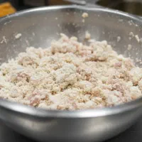 فروش ضایعات آرد و تکه مرغ های آردی خام مرغ سوخاری