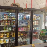 فروشنده خانم و چیدمان هایپر مارکت