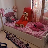 یک عدد فرش و یک عدد تخت ویک جفت پرده|فرش|پردیس, فاز ۱۱|دیوار