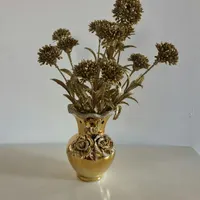 گلدان و گل طلایی