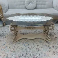 میز جلو مبلی و جا دستمال کاغذی