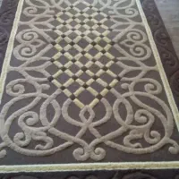 ۳عدد قالیچه موکتی و۲عدد گلدان چوبی